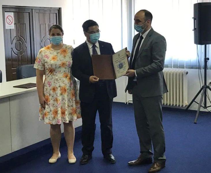 Project manager Li Qiaorong poses for a photo with leaders of Majdanpek, Serbia.